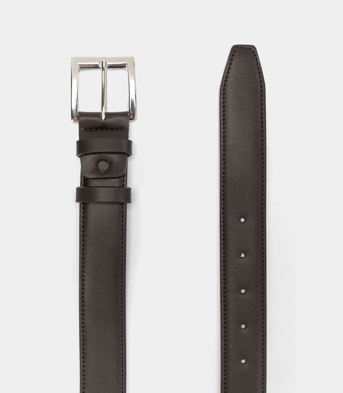 Cintura Classica Vegana – Marrone Scuro, elegante cintura in eco-pelle con fibbia argento.
