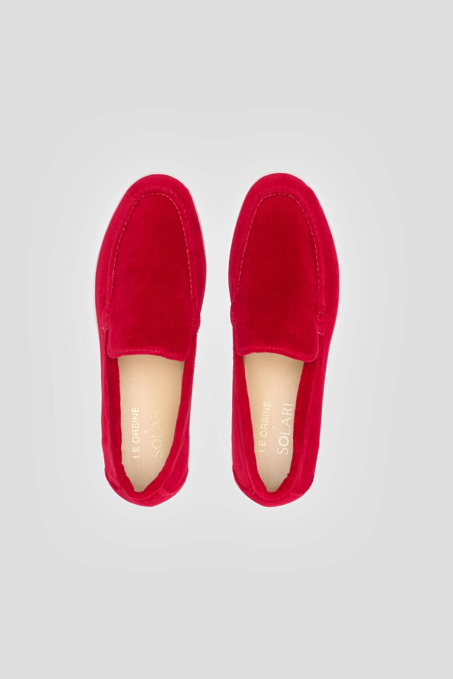 Mocassini vegani in Velluto Rosso, scarpe eleganti in velluto di cotone, design comodo e cruelty-free.