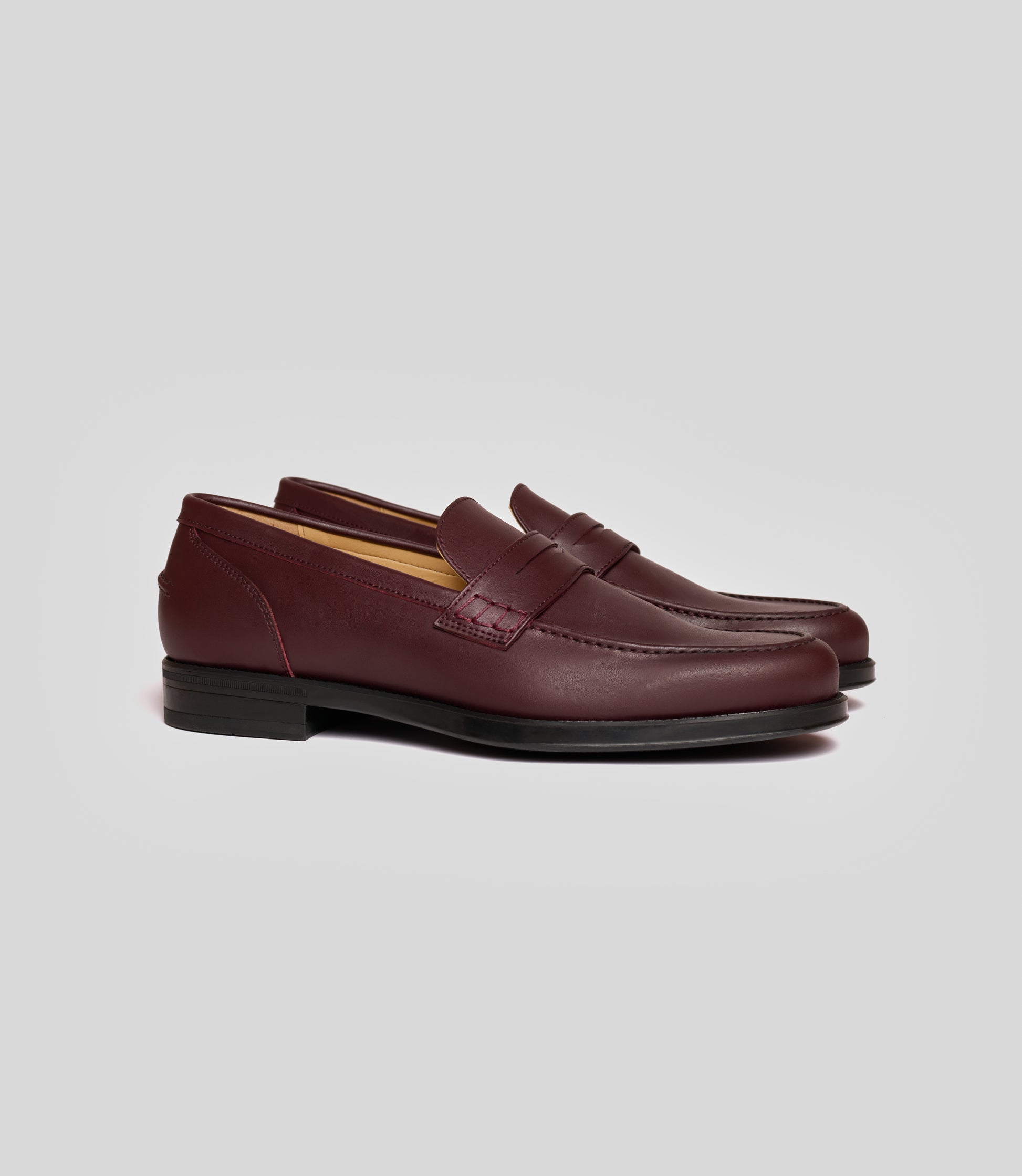 Vegan Loafer - Man in burgundy with blake-construction, ideal for casual and formal outfits.