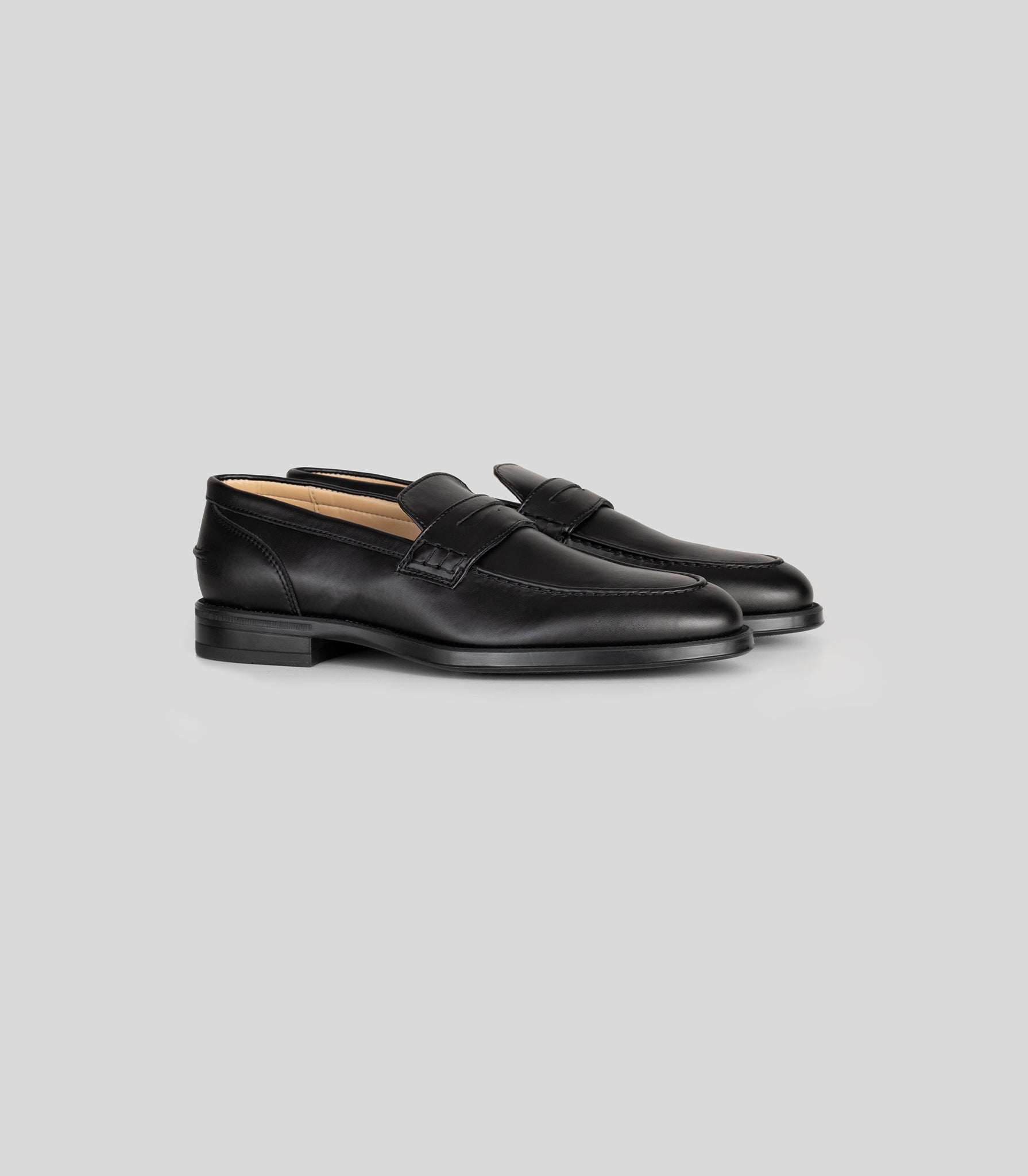 Vegan Loafer - Man with blake-construction in black, ideal for formal and casual outfits.