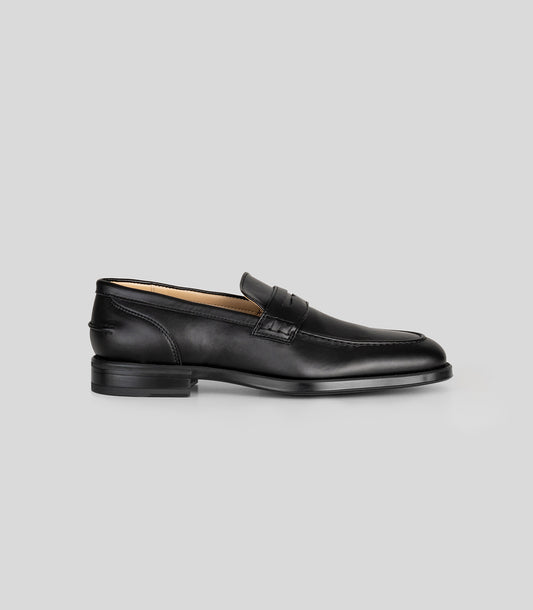 Vegan Loafer - Man in black with blake-construction, perfect for casual and formal outfits.