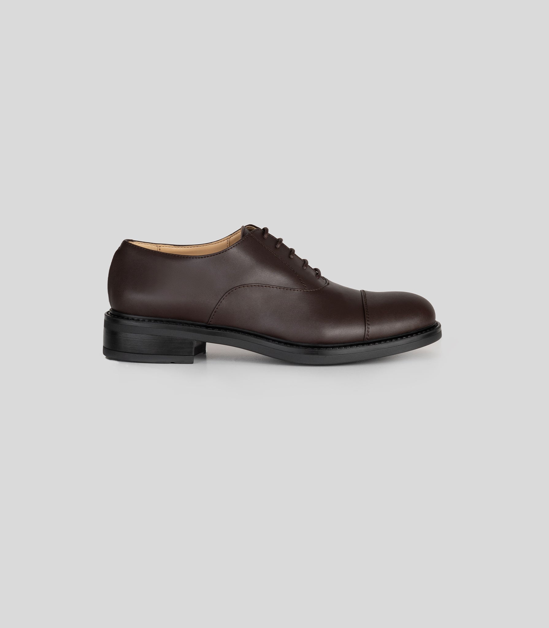 Vegan Oxford - Woman stylish brown lace-up shoe with Blake Construction by Solari Milano.