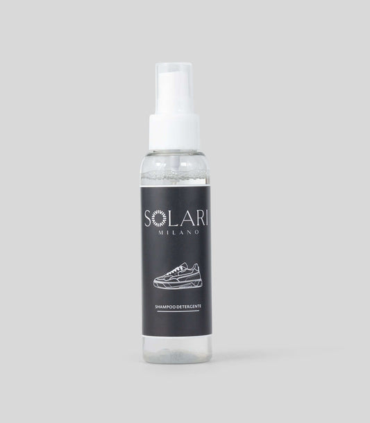 Spray detergente vegan Solari Milano in un flacone spray, ideale per pulire scarpe scamosciate e vegane.