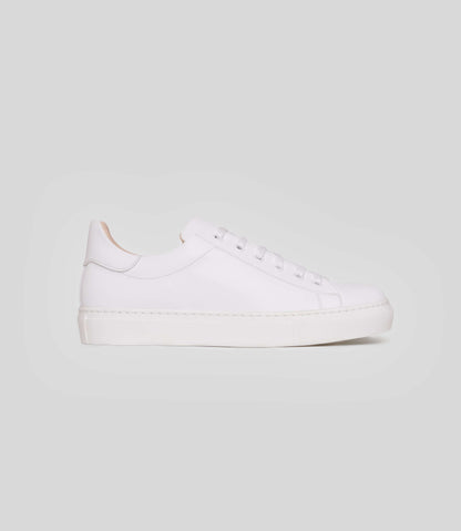 Veganer Sneaker L1 in Weiß, handgefertigt aus Mikrofaser und Biomaterialien, ideal für den Alltag.